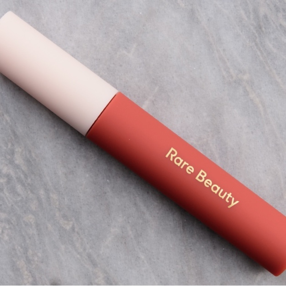 RARE BEAUTY LIP SOUFFLE MATTE CREAM LIPSTICK - BRAVE COLOR